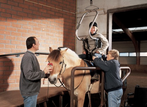 Handi-Move - Horseback riding - Horseback riding with the Handi-Move body support and the ceiling motor -