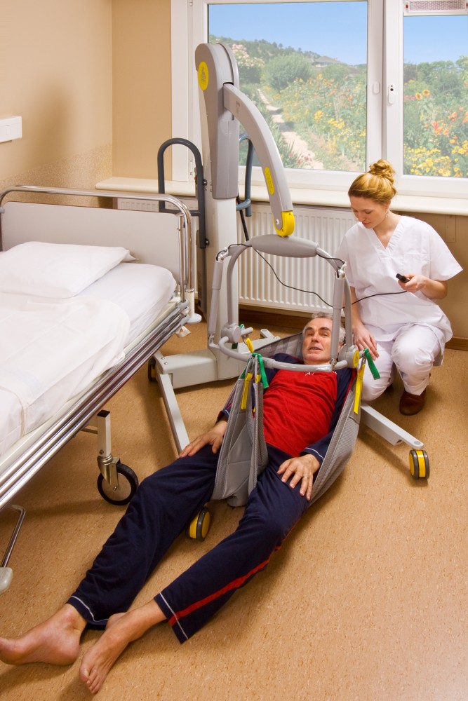 Mobile hoist 2600 (Victor) ; Mobile hoists with tilting spreader bar 2610 (Victor) ; Electric tilting spreader bar Mobile hoist 2600 (Victor) ; Mobile hoists with tilting spreader bar 2610 (Victor) ; Electric tilting spreader bar - Handi-Move Patient lift hoist