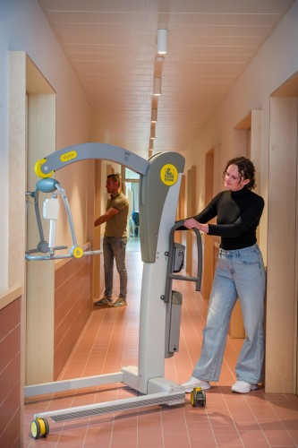 Mobile hoists with tilting spreader bar 2610 (Victor) ; Electric tilting spreader bar - Handi-Move Patient lift hoist