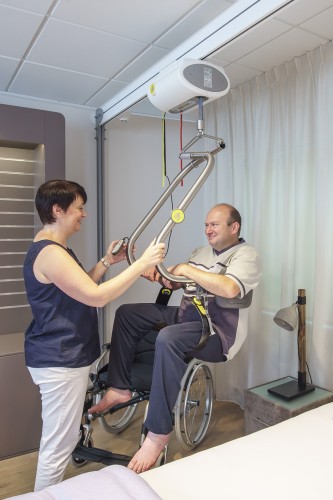 Ceiling lift - independent use ; The freedom bridge - Handi-Move Patient lift hoist