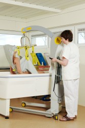 Mobile hoist 2600 (Victor) ; Bathing sling ; Bathing sling with head support - Handi-Move Lifting systems