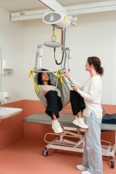 Ceiling lift - independent use ; Electric tilting spreader bar - Handi-Move Patient lift hoist