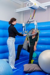 Ceiling lift - independent use ; Electric tilting spreader bar - Handi-Move Patient lift hoist