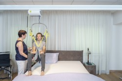 Ceiling lift - independent use ; The freedom bridge - Handi-Move Patient lift hoist