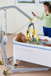 Mobile hoist 1640 ; Bathing sling ; Classic spreader bar ; Digital scale - Handi-Move Patient lift hoist