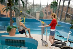 Mobile pool lift  ; Bathing sling ; Bathing sling with head support ; Classic spreader bar - Handi-Move Lifting systems