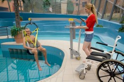 Mobile pool lift  ; Bathing sling with head support ; Classic spreader bar - Handi-Move Lifting systems