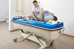 Shower-bathing trolley