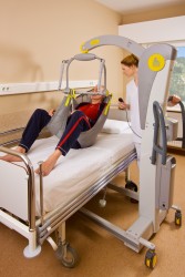 Mobile hoist 2600 (Victor) ; Mobile hoists with tilting spreader bar 2610 (Victor) ; Electric tilting spreader bar - Handi-Move Patient lift hoist