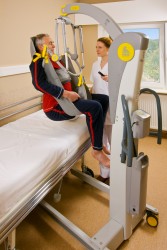 Mobile hoist 2600 (Victor) ; Mobile hoists with tilting spreader bar 2610 (Victor) ; Hygiene sling with head support ; Electric tilting spreader bar - Handi-Move Patient lift hoist