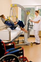 Mobile hoist 2600 (Victor) ; Mobile hoists with tilting spreader bar 2610 (Victor) ; Hygiene sling with head support - Handi-Move Patient lift hoist