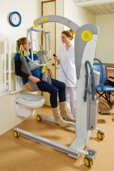 Mobile hoist 2600 (Victor) ; Mobile hoists with tilting spreader bar 2610 (Victor) ; Hygiene sling with head support ; Electric tilting spreader bar - Handi-Move Patient lift hoist