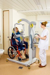 Mobile hoist '2600' (Victor) ; Mobile hoists with tilting spreader bar 2610 (Victor) ; Hygiene sling with head support ; Electric tilting spreader bar - Handi-Move Patient lift hoist